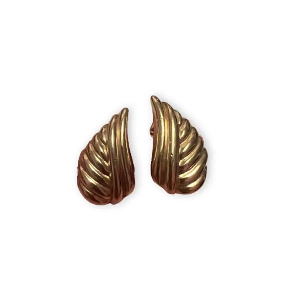 ⭐️3/$25⭐️ Vintage Gold Tone Leaf Clip On Earrings